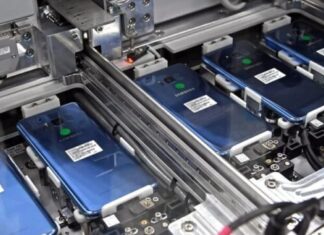 El mecanismo vuelve a funcionar: modernizan el proceso productivo y bajan los costos de los componentes del celular