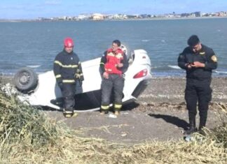 Una menor de 17 años volcó con un auto en la reserva de la margen sur